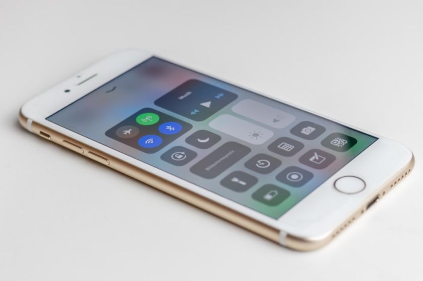 Bluetooth - gold iPhone 6s is turned on